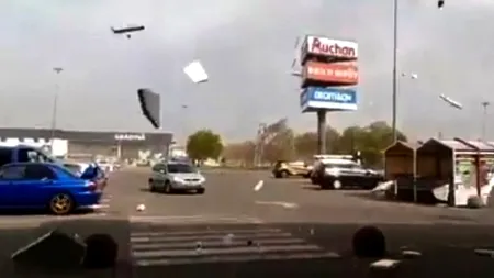 VIDEO. Furtună puternică în Satu Mare, în plin Cod Portocaliu de vânt. Zeci de județe se află sub cod galben