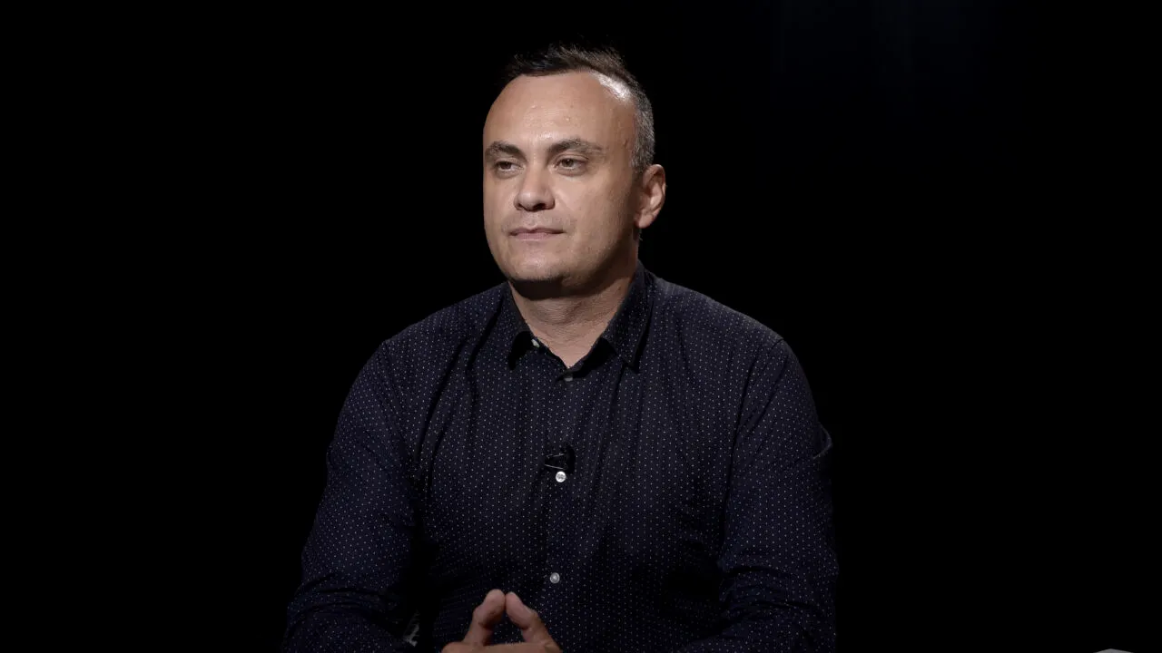 Numărul de cazuri de COVID, în creștere în România. Medicul Adrian Marinescu: „Trebuie să luăm în calcul că este vorba despre o variantă care se transmite foarte ușor”