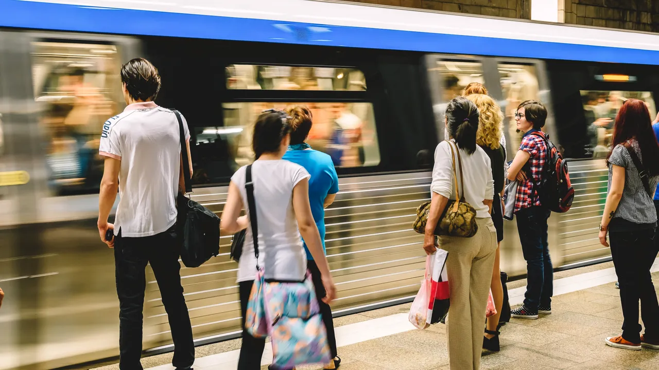 SURPRIZĂ pentru cei care preferă metroul. Ce fel de CARTELE le pregătește Metrorex cu ocazia Centenarului