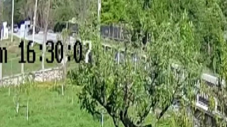 O șoferiță din Gorj care nu a plătit rovinieta s-a speriat de camera de verificare și a tras tare de volan. Paguba este acum mult mai mare. VIDEO