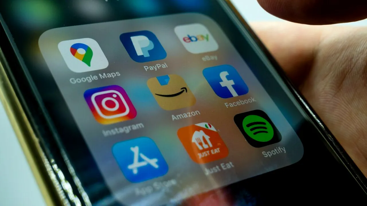 5 aplicații populare care îți SPIONEAZĂ fiecare pas. Ce trebuie să ștergi urgent din telefon