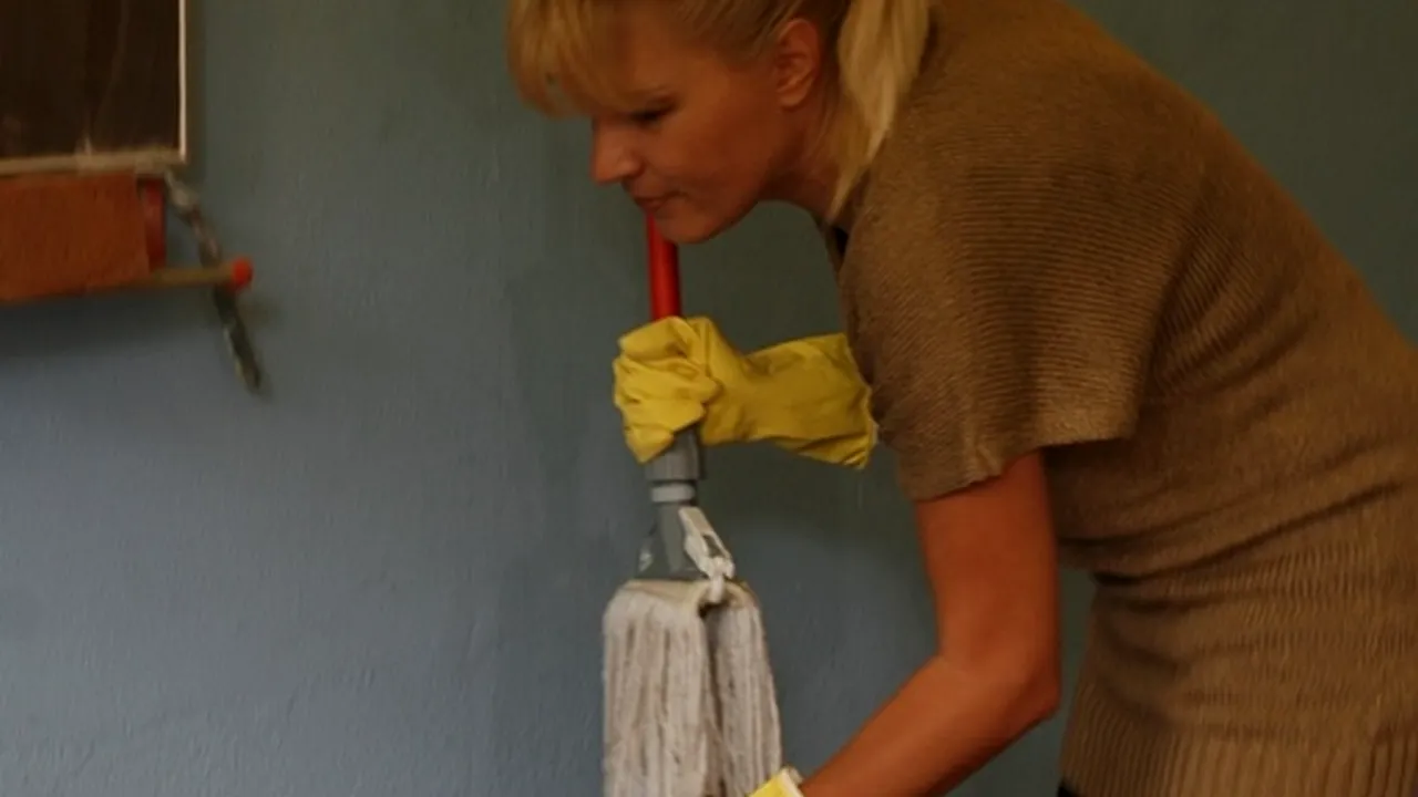 Ce o așteaptă pe Elena Udrea în închisoare: „Toate camerele pentru femei arată la fel, WC turcesc, zăbrele la geam, ușă metalică