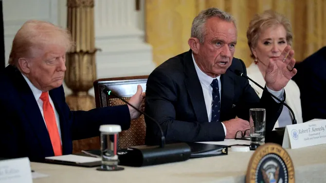 Studii INEXISTENTE și note de subsol scrise cu AI în raportul Casei Albe despre sănătatea copiilor din SUA. Explicația: „Eroare de formatare”