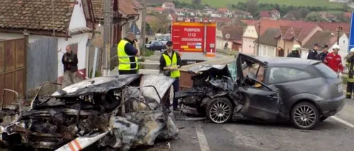 Doi morți și patru răniți în Sibiu, după ce un autoturism a intrat pe contrasens și a izbit frontal un altul, care a luat foc