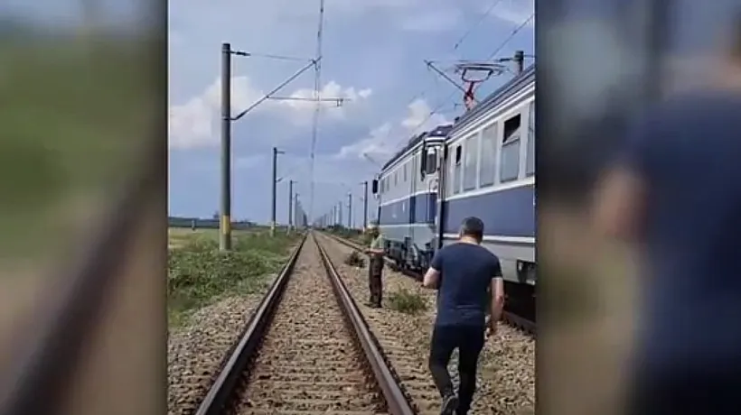 Tren cu 400 de pasageri, blocat în câmp lângă Bacău. Călătorii au pornit pe câmp cu bagajele la ocazie