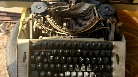 Polițiștii din Buzău s-au întors la tehnologia din secolul trecut. REACȚIA șefului IPJ: „Mașina de scris nu este reală“