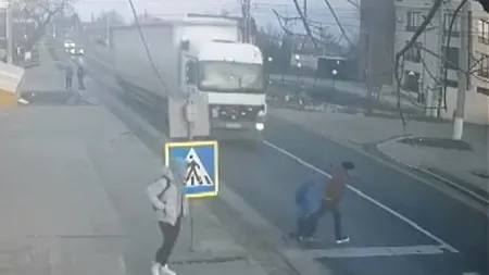 O mamă și fiul ei au fost spulberați de TIR pe trecerea de pietoni - VIDEO cu puternic impact emoțional