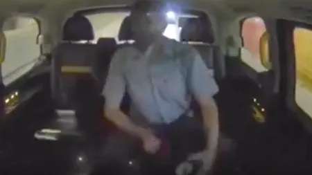 Dat cu capul de geam, cu banii luați și lăsat în genunchi pe trotuar de un taximetrist - VIDEO