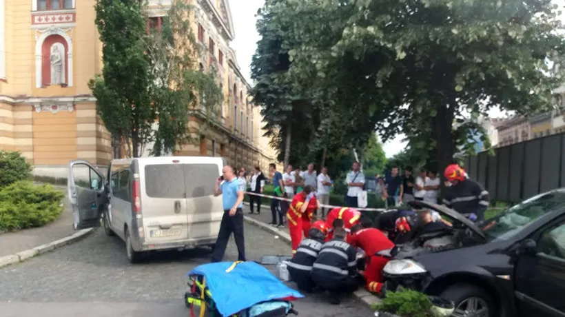 Accident în centrul Clujului: Tânără rănită după ce o mașină a fost proiectată pe trotuar