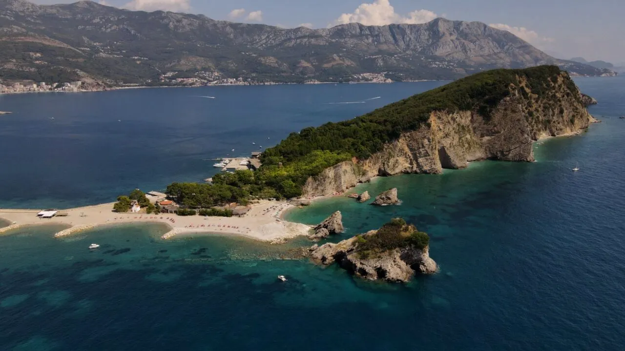 Insula abandonată care ascunde un adevărat PARADIS: Poartă numele sfântului care aduce daruri copiilor cuminți