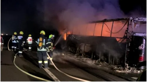 Un autocar cu 13 români la bord a fost cuprins de flăcări pe o autostradă din Austria
