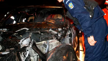 Cadavrul unui bărbat, găsit într-o mașină carbonizată, pe un câmp din Timiș