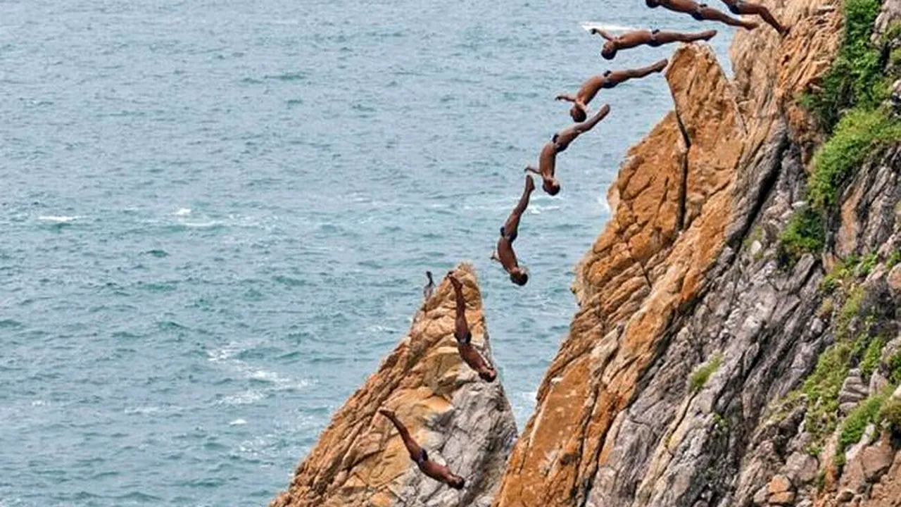 Săriturile de pe stânci, noua atracție turistică în Mexic. GALERIE FOTO