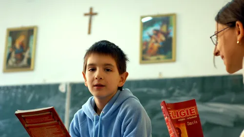 STUDIU. Câți români sunt de acord cu predarea religiei în școli