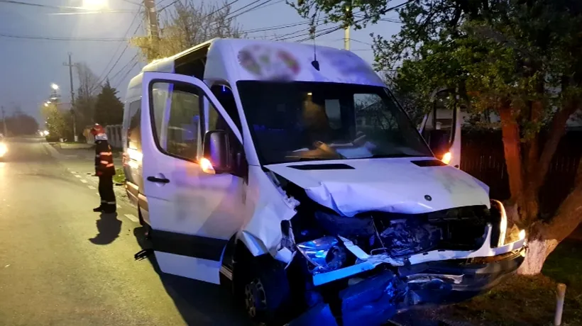ACCIDENT ÎN GIURGIU | Un microbuz cu 18 pasageri s-a ciocnit de un autoturism