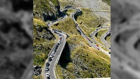 Coloanele de MAȘINI s-au întins pe mai mulți kilometrii pe Transfăgărășan: