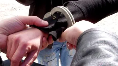 CRUZIME. Ce pedepse au primit patru indivizi care au violat o femeie în fața soțului. Fapta i-a îngrozit chiar și pe anchetatori!