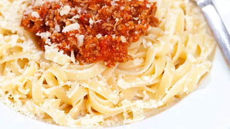 O cunoscută influenceriță și-a MÂNCAT propriul genunchi, în spaghete bolognese, și i-a dat și iubitului să guste