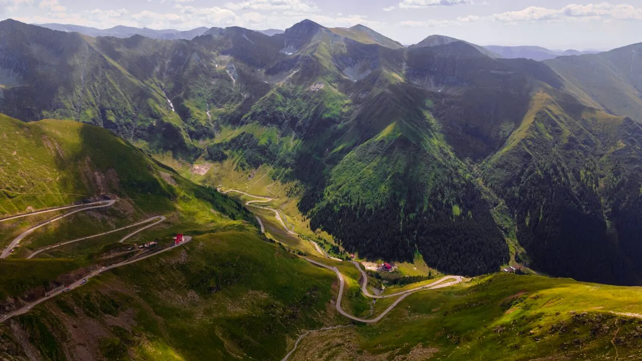 S-a redeschis CIRCULAȚIA pe Transalpina şi Transfăgărăşan. Ce trebuie să știe șoferii