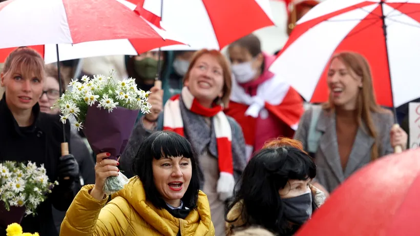Sute de femei protestează în Belarus împotriva lui Aleksandr Lukașenko. Manifestația, cu o zi înaintea expirării ultimatumului dat de Svetlana Tihanovskaia