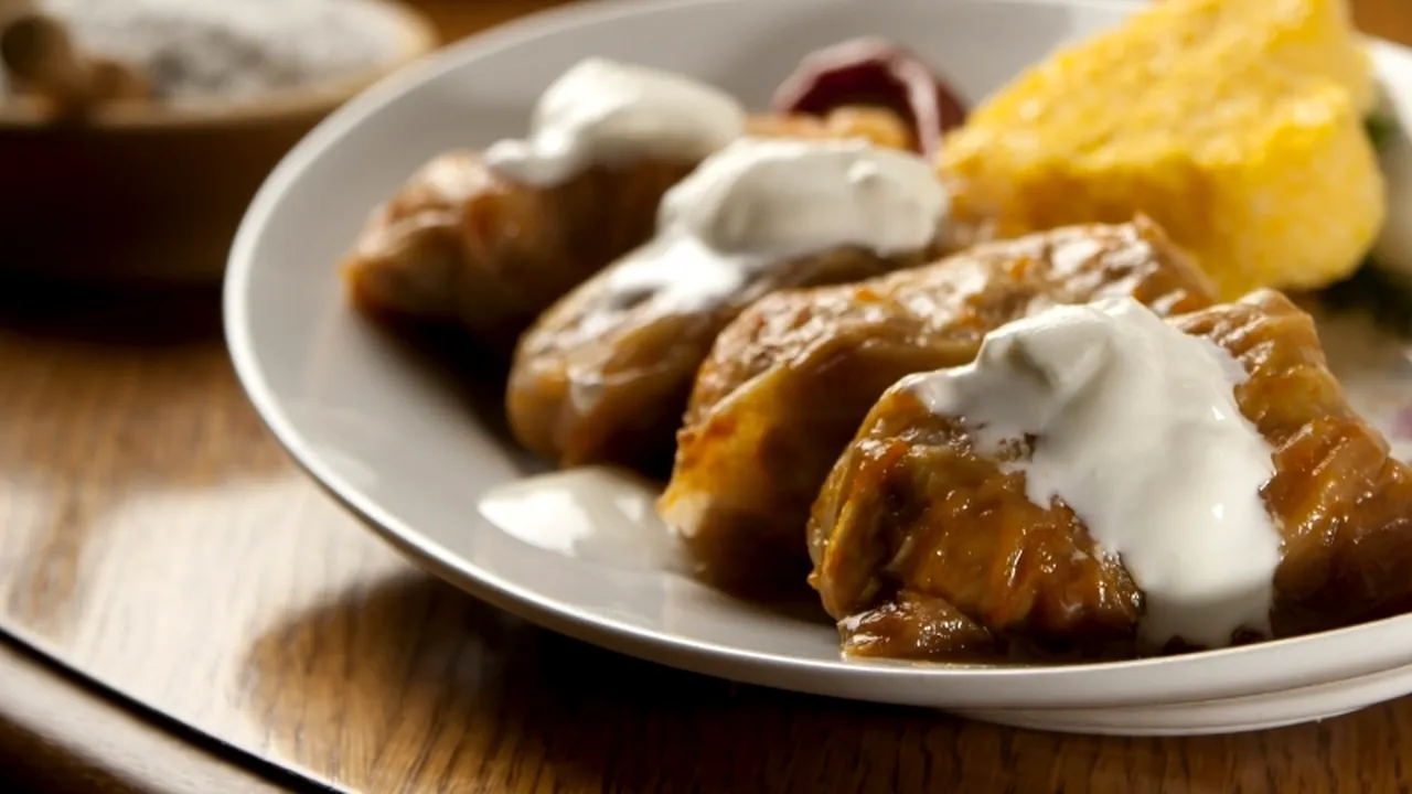 REȚETE DE CRĂCIUN. Cum poți prepara rapid sarmale, piftie și salată de boeuf