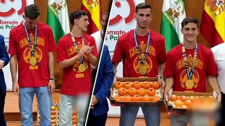 Doi jucători ai Spaniei au fost premiați cu greutatea lor în roșii după ce au adus acasă Cupa Mondială