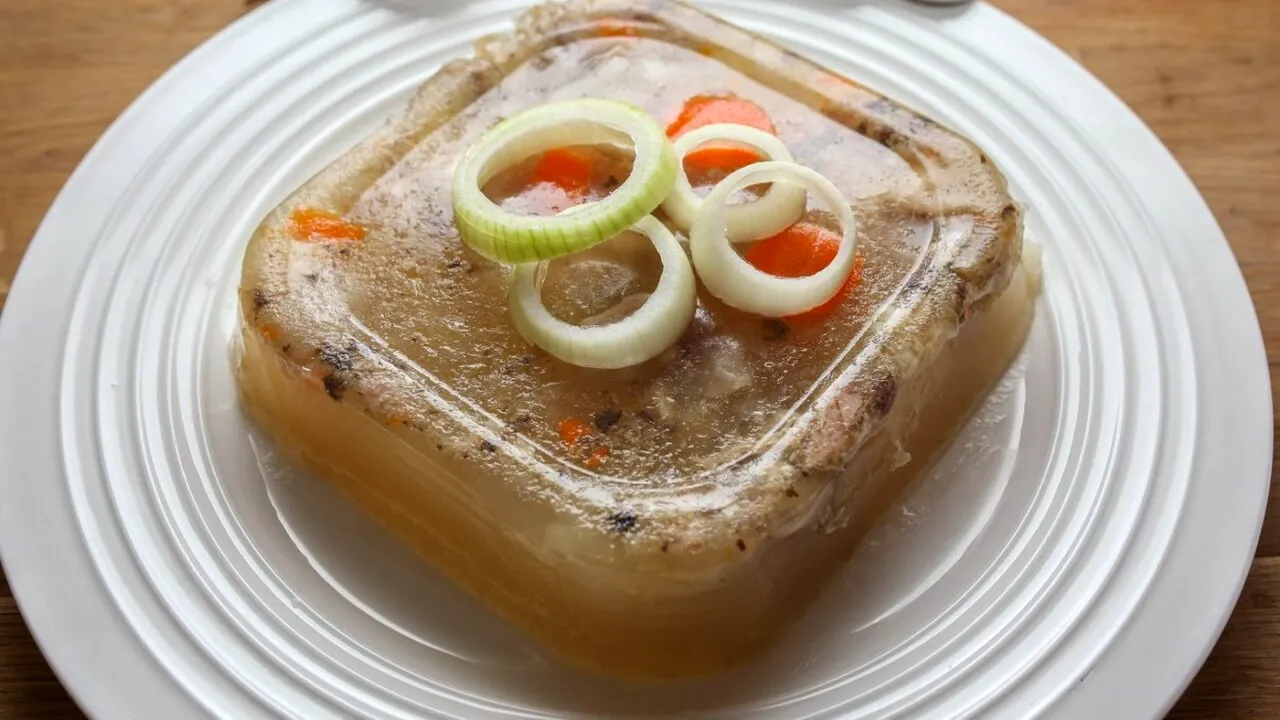 Rețeta tradițională de PIFTIE din Maramureș. Secretul gospodinelor ca să îți iasă preparatul limpede și închegat