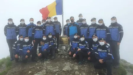 SPECIAL. Ziua Drapelului Naţional, sărbătorită de la înălțime. Jandarmii din Braşov au urcat la 2.544 metri