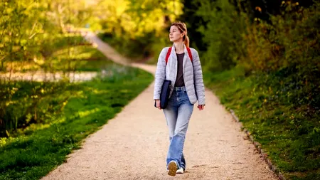 Ce ar trebui să faci în timpul unei plimbări pentru a arde mai multe calorii