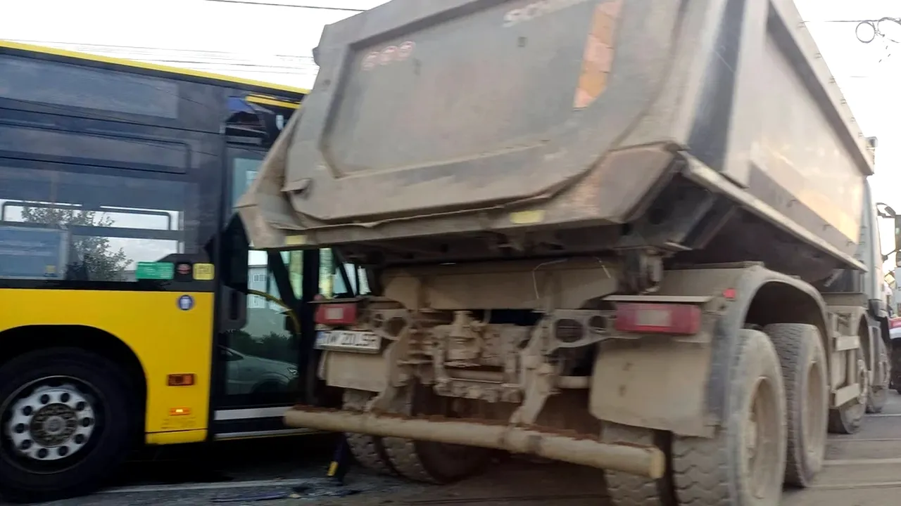 Accident între un camion și un autobuz cu 40 de pasageri la Timișoara. Mai multe persoane au avut nevoie de îngrijiri medicale