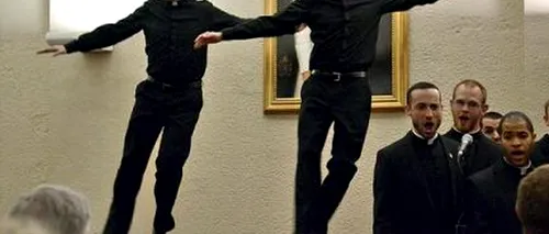 Doi preoți dansatori au devenit vedete pe internet