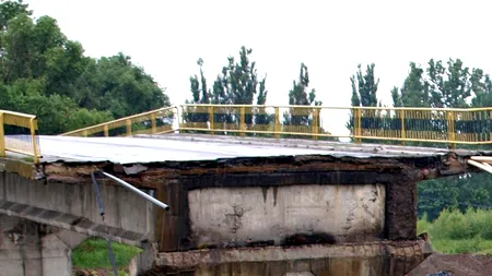 O linie electrică avariată, un pod afectat și mai multe curți inundate, în urma unei furtuni în Suceava