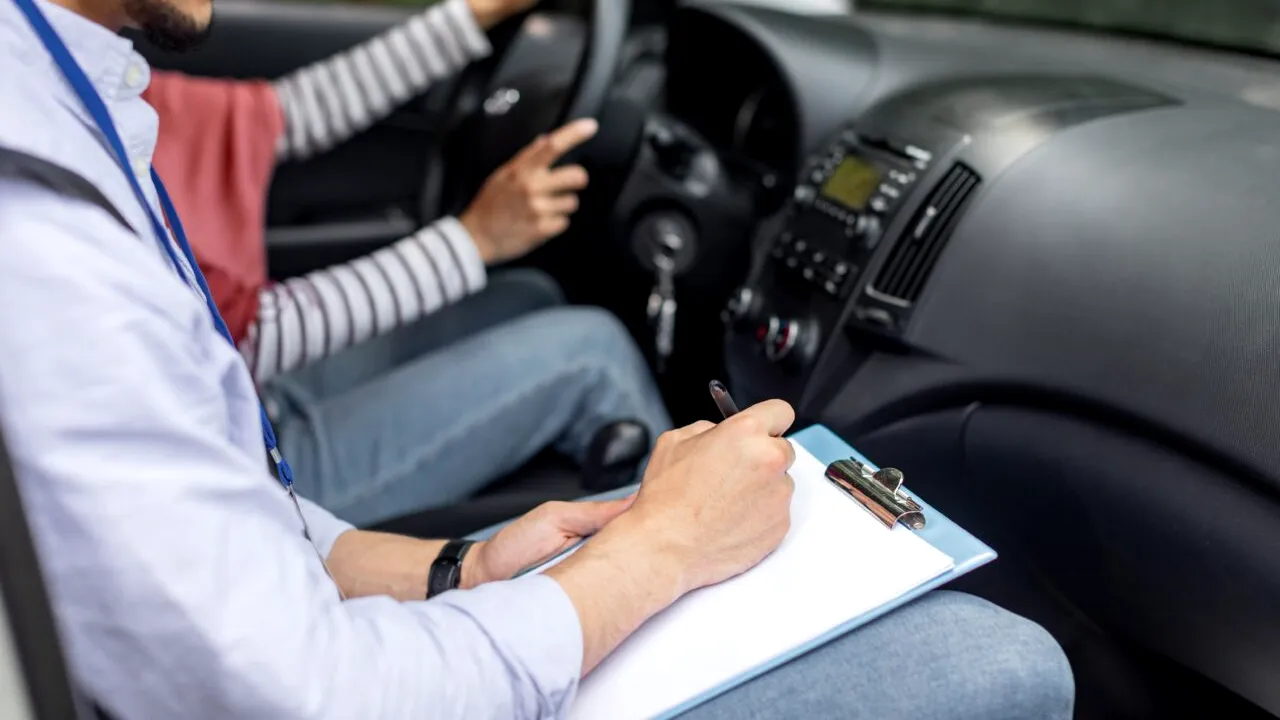 Ce BOLI te împiedică să devii șofer, dar și care este vârsta până la care îți poți reînnoi permisul auto