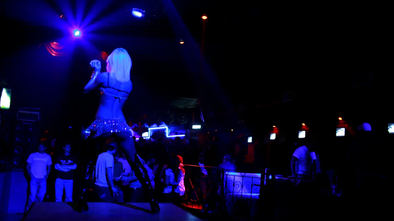 O fată de 13 ani a vrut să petreacă Revelionul cu prietenii într-un club din Arad, dar mama nu a lăsat-o. Din teribilism, adolescenta a făcut un GEST extrem