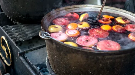 La ce riscuri te supui dacă bei vin fiert afară, în ger. Puțini români știu ce fac
