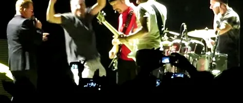 Bono a invitat un fan pe scenă, în timpul unui concert U2 din SUA. Ce s-a întâmplat pe urmă l-a făcut să regrete