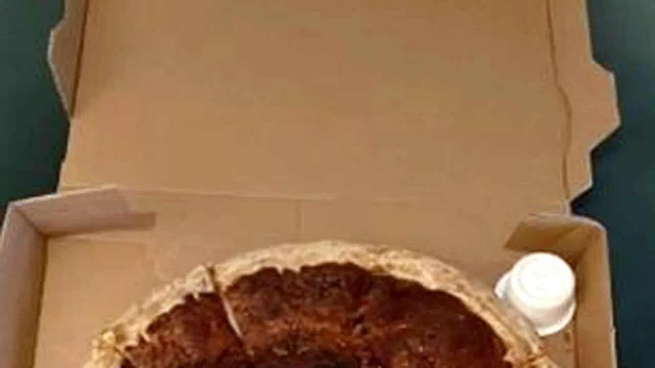 Ce a primit un tânăr după ce a comandat o pizza, noaptea, printr-o aplicație on-line. Când a deschis cutia, a crezut că e o glumă