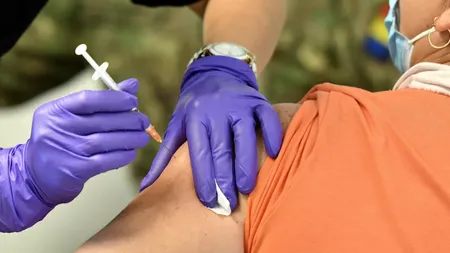 Vaccinarea anti-COVID devine obligatorie pentru personalul medical din Anglia