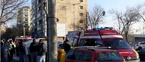 O autospecială a Poliției s-a răsturnat în Capitală după ce a fost lovită de o altă mașină. Polițista a fost transportată la spital - FOTO