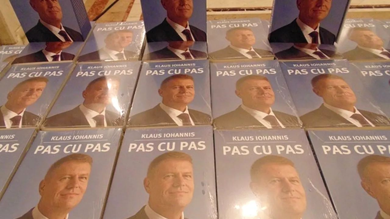Cu cât a fost scoasă la licitație cartea cu autograf a lui Klaus Iohannis 