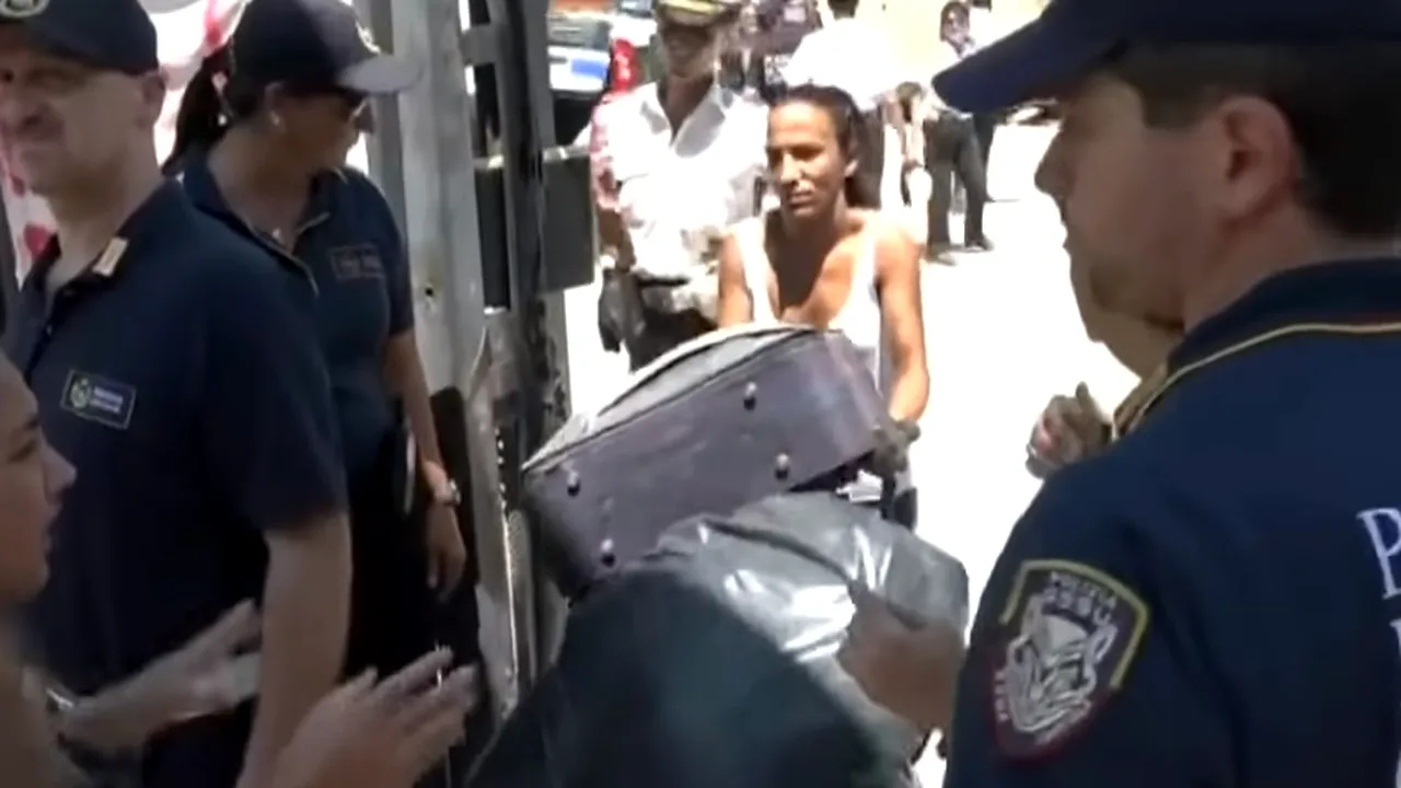 Tabăra de romi din Italia a fost EVACUATĂ LEGAL. Romii se instalaseră abuziv pe o PROPRIETATE PRIVATĂ