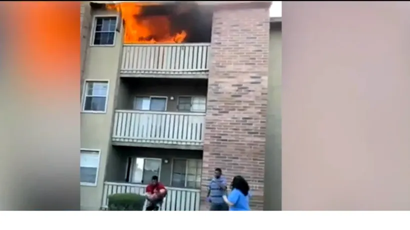 VIDEO. Copil de 3 ani, prins după ce a fost aruncat de la balconul unui apartament care luase foc în SUA. Mama micuțului nu a supraviețuit
