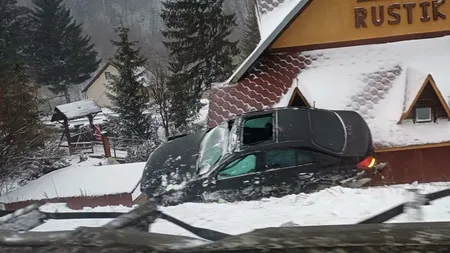 Accident inedit la Predeal. Un șofer a ieșit cu mașina de pe carosabil și a „aterizat” direct pe acoperișul unei pensiuni