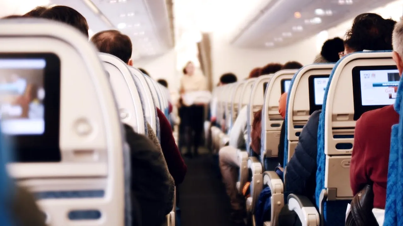 Cât costă cel mai IEFTIN bilet de avion în octombrie și ce țară poți vizita / Zboruri pentru un city-break cu mai puțin de 100 de euro