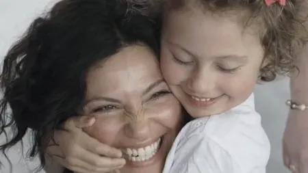 Experimentul devenit viral pe Internet: ți-ai recunoaște mama dacă ai fi legat la ochi?