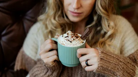 Ce bei, de fapt, când cumperi CIOCOLATĂ caldă la plic. Ce conține, de fapt, „licoarea” iernii