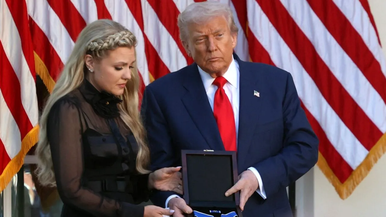 Donald Trump îl DECOREAZĂ postum pe Charlie Kirk. Activistul conservator asasinat pe 10 septembrie 2025 ar fi împlinit azi 32 de ani