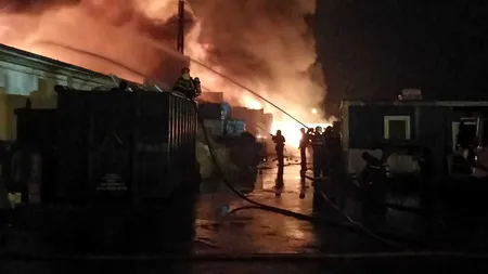INCENDIU periculos la un depozit de uleiuri și vopsea din Sibiu. Populația a fost avertizată să evite zona