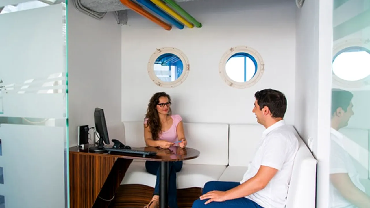 Compania din România care își ține interviurile de angajare pe un iaht 