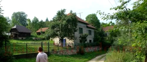 Satul din România care mai are un singur locuitor. Ai impresia că e decor de film / Legătura neștiută dintre Alun și Casa Poporului